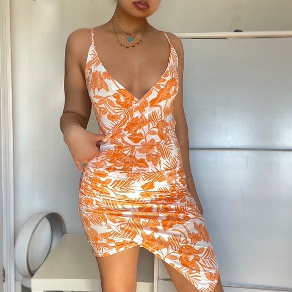 Dresses & Skirts - Orange floral dress 🍊
